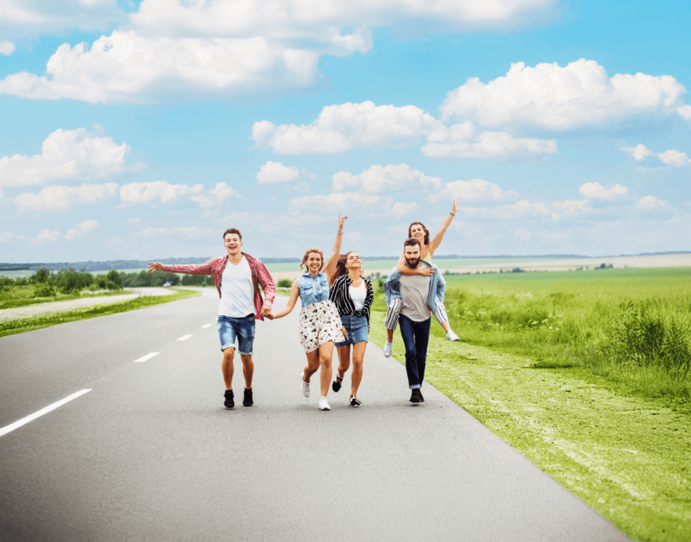 Grupo de amigos a caminhar em uma estrada