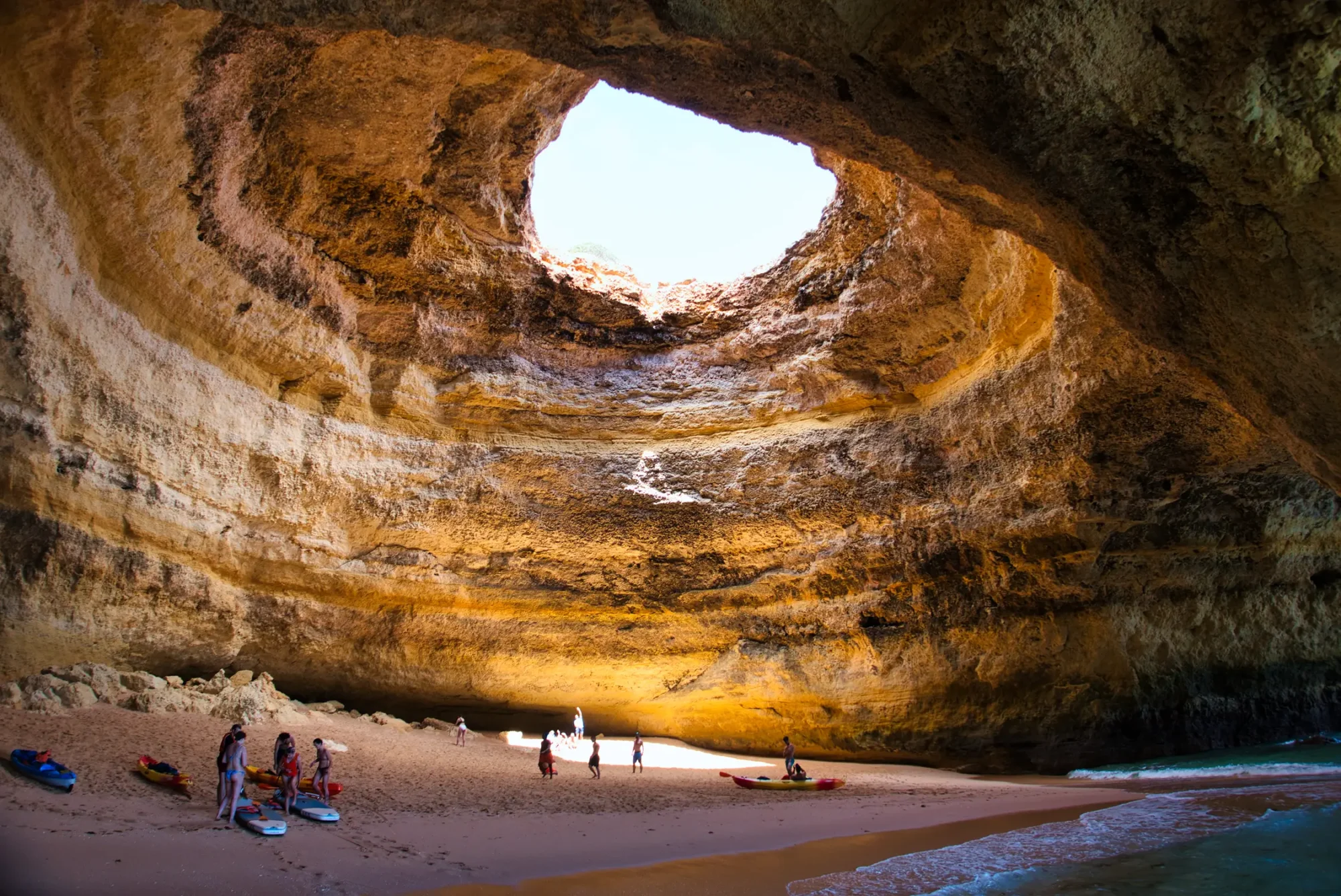 Passeio de barco ao longo da costa do Algarve, Portugal, com as famosas rochas e grutas